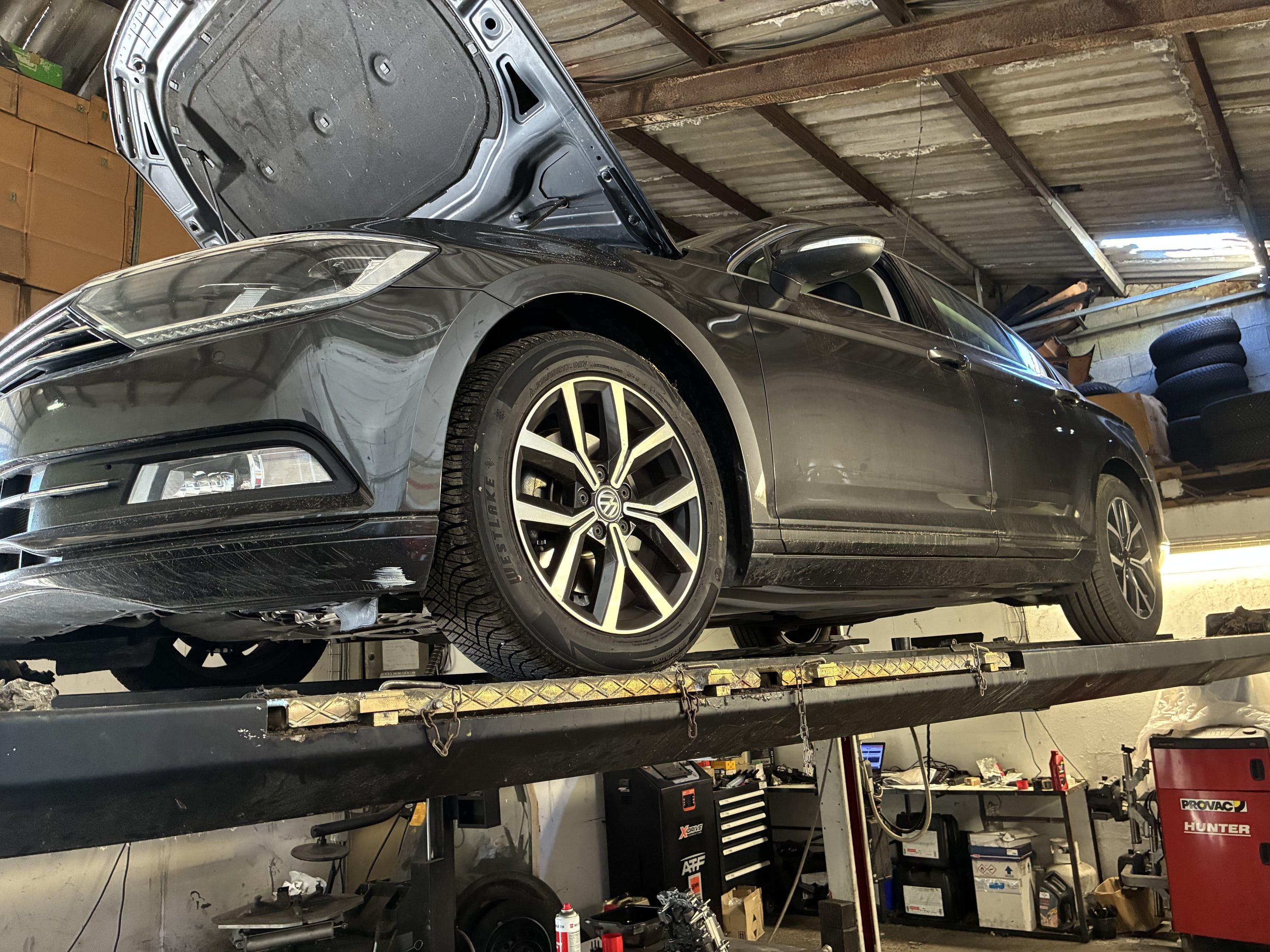 Une Volkswagen Passat sur le pont de géométrie de l'atelier Meca Sports à Monteux
